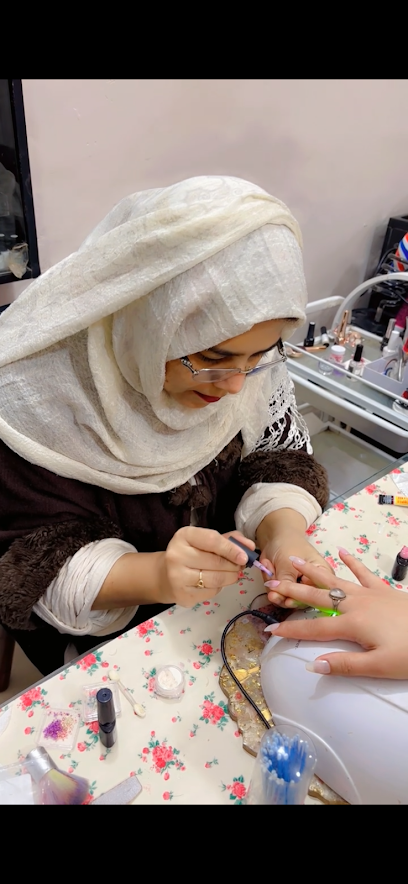Damsel- salon- by- Henna - Salman